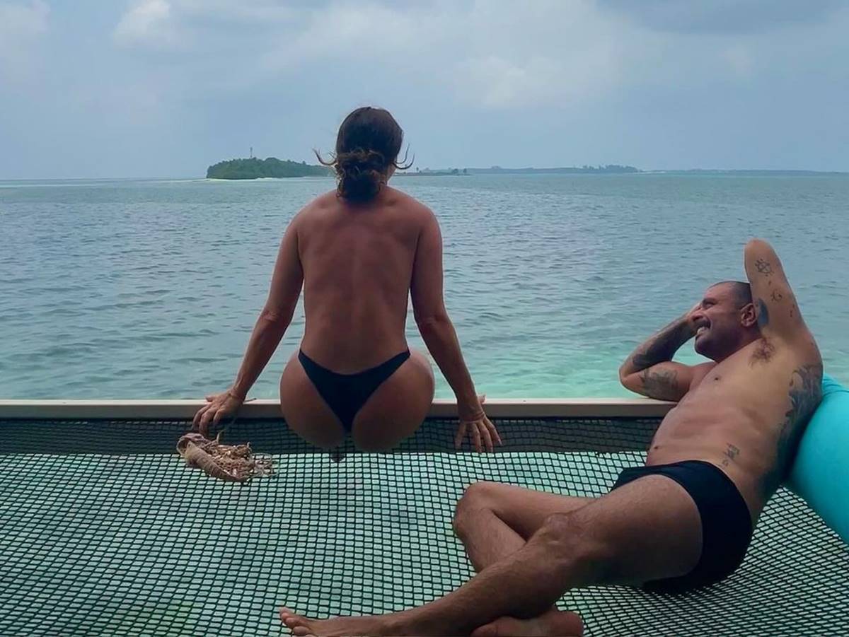 Foto colorida de Paolla Oliveira e Diogo Nogueira nas Maldivas - Metrópoles