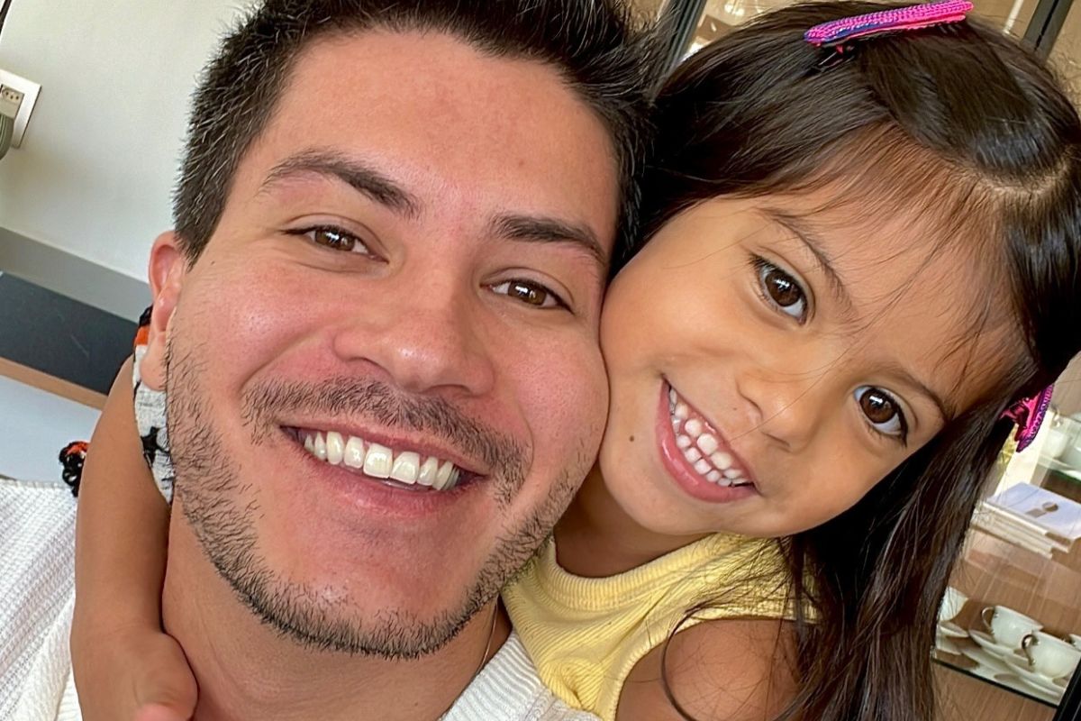 Sophia, filha de Arthur Aguiar, recupera-se bem após cirurgia: ator partilha atualizações