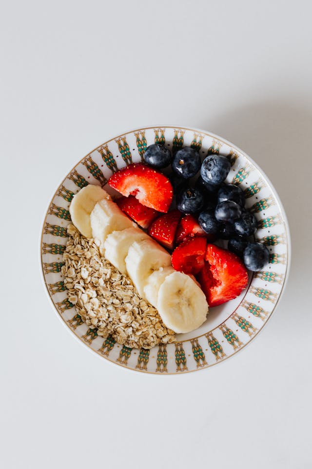 Recipiente com frutas e aveia - Metrópoles