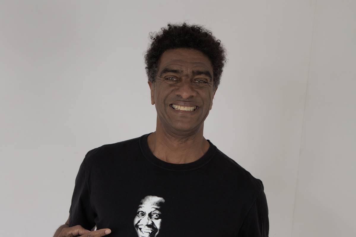 Homem preto (Helio de la Pena) com blusa preta - Metrópoles