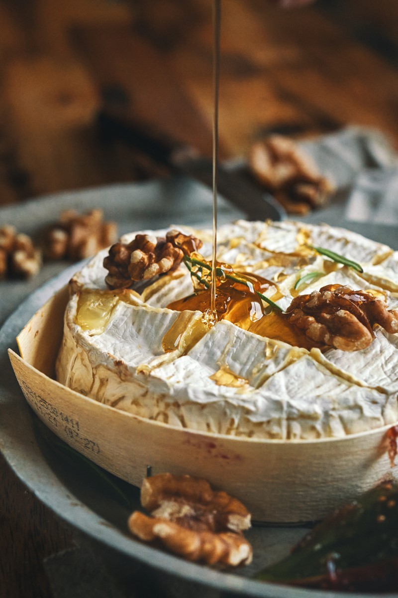 Queijo Camembert Assado Servido com Mel e Figos Frescos