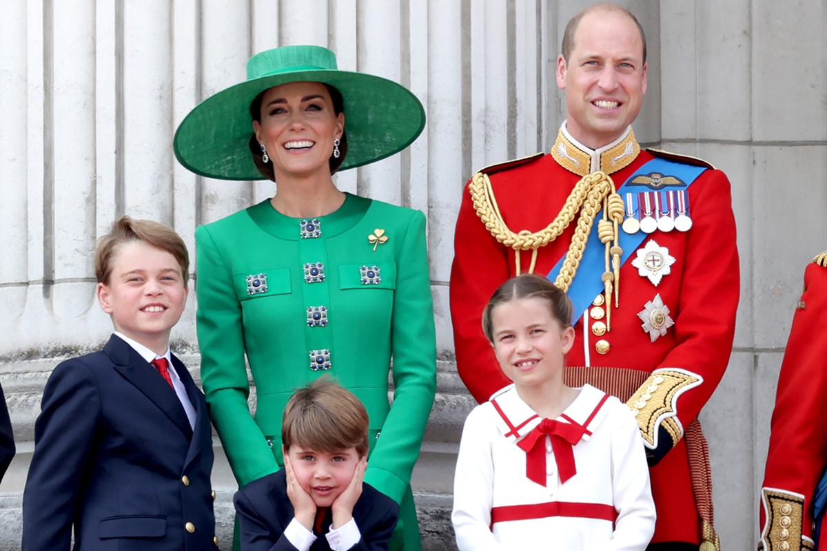 Foto colorida - Kate Middleton e William com os três filhos, dois meninos e uma menina. 