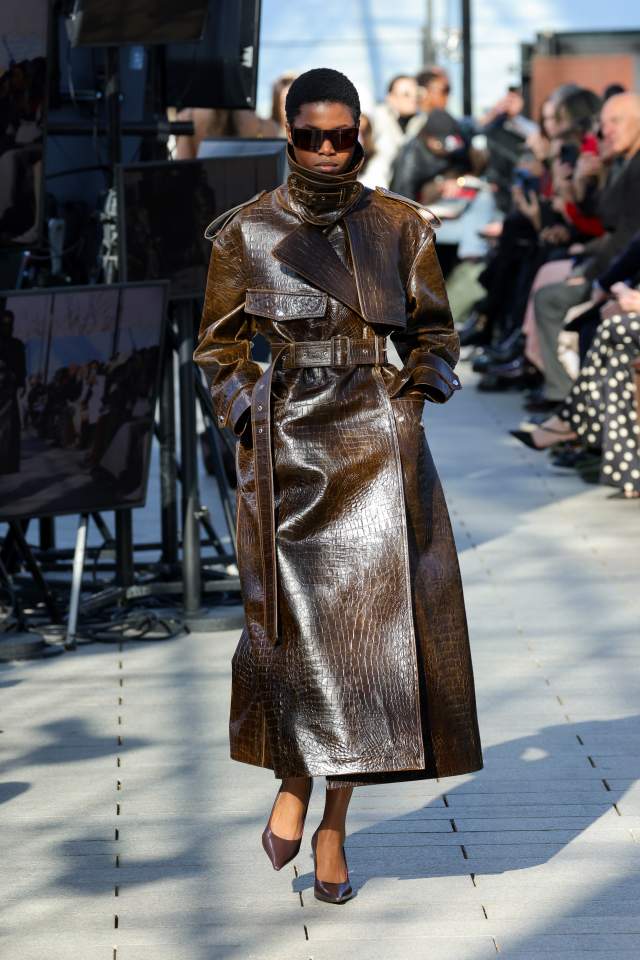 Na imagem com cor, fotos de modelos desfilando para a marca Stella McCartney no Paris Fashion Week - Metrópoles