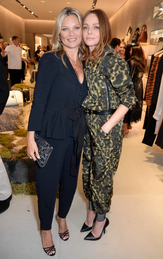 na imagem com cor, a modelo Kate Moss com a estilista Stella McCartney - metrópoles