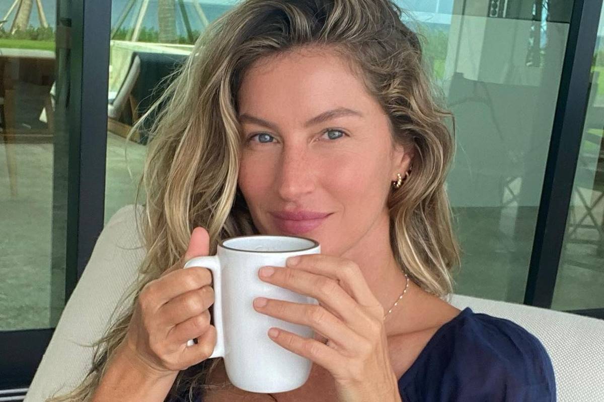 foto colorida de Gisele Bündchen segurando xícara branca - metrópoles