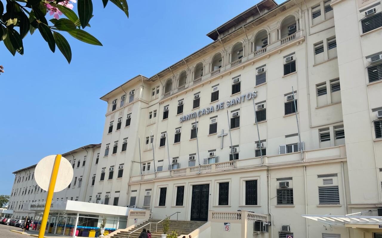 Homem se esconde atrás de PM e acaba baleado em conflito com suspeitos