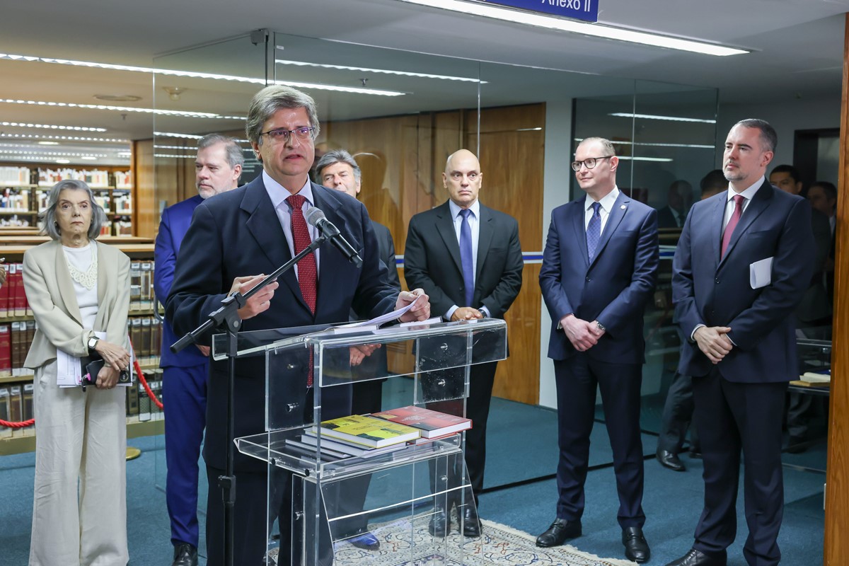 Ministro Gilmar Mendes recebe autoridades em lançamento no STF