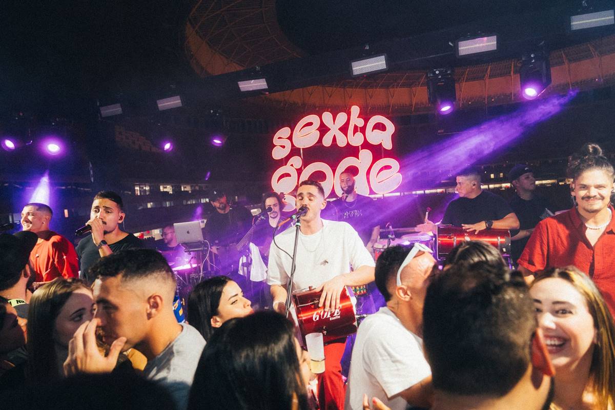 foto colorida de cantores em palco e público embaixo - metrópoles