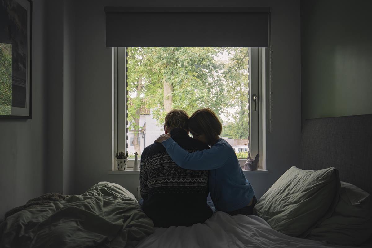 Foto colorida de um casal triste - Metrópoles