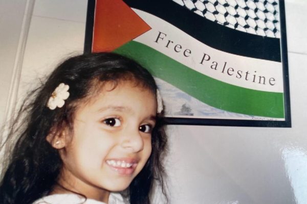 Shadia criança desejando a liberdade da Palestina