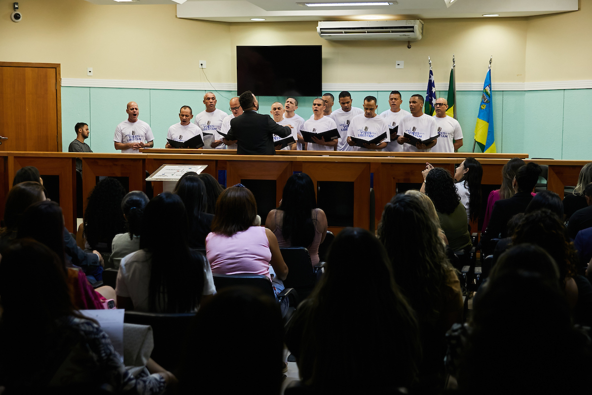 O coral Vozes que Libertam, projeto de ressocialização com detentos