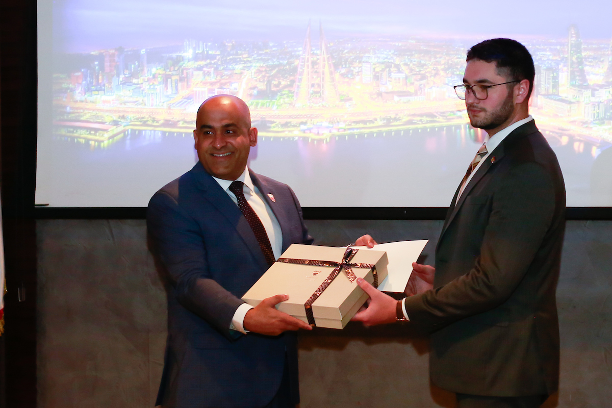 Embaixador do Reino do Bahrein no Brasil presenteia Guilherme Sonaglio que recebe a homenagem pela deputada Júlia Zanata