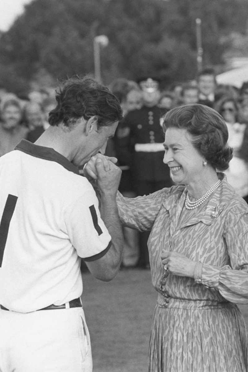 Rei Charles III presta homenagem à Rainha Elizabeth pelo Dia das Mães 