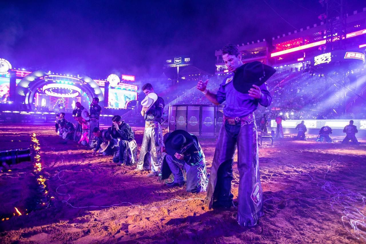 Fotografia colorida mostrando vaqueiros em arena-Metrópoles