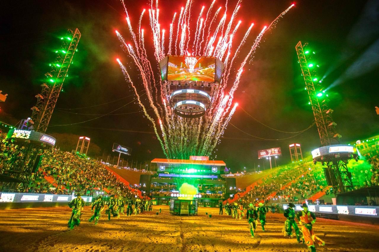 Fotografia colorida mostrando fogos em arena de rodeio-Metrópoles