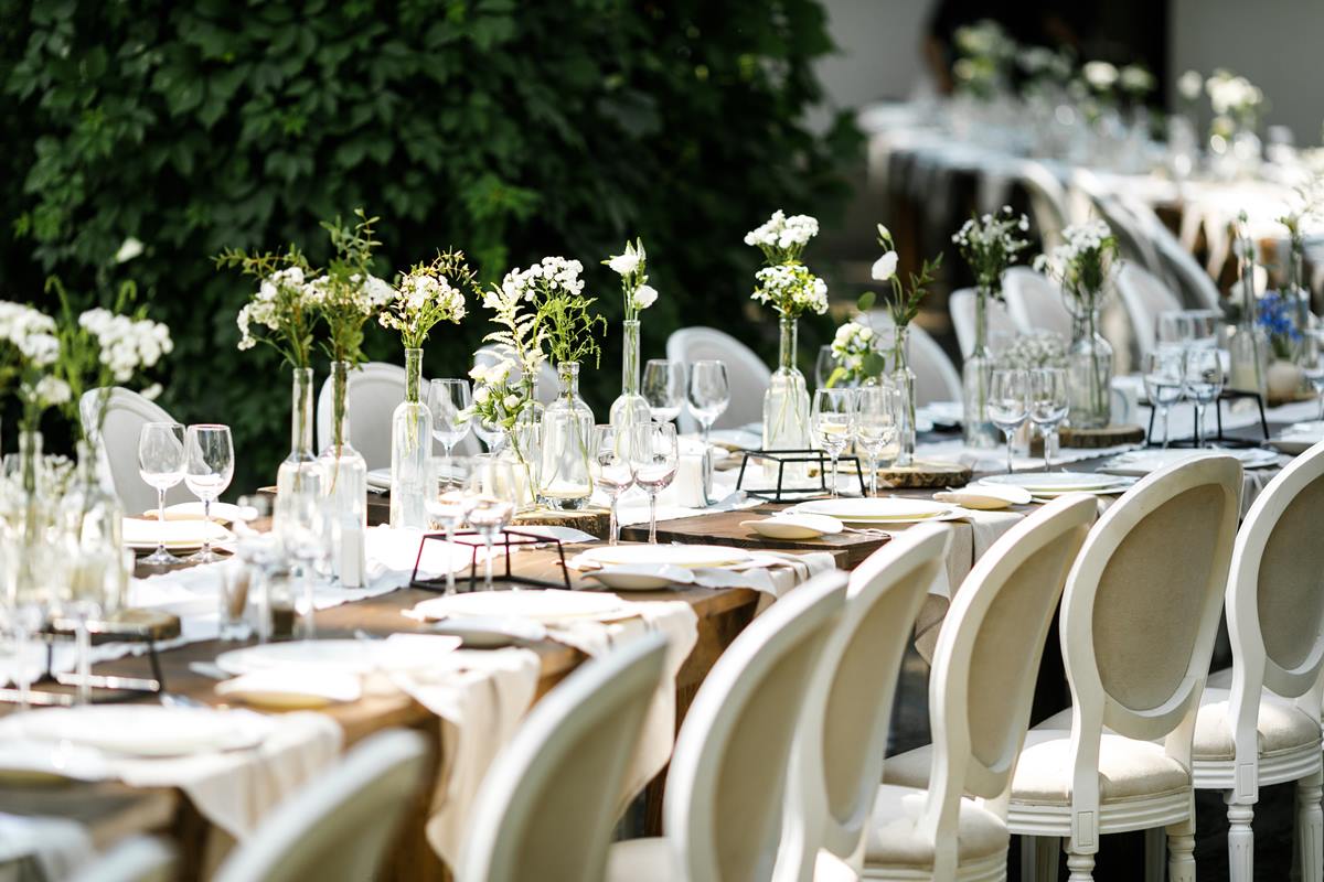 Foto colorida de uma mesa de casamento - Metrópoles