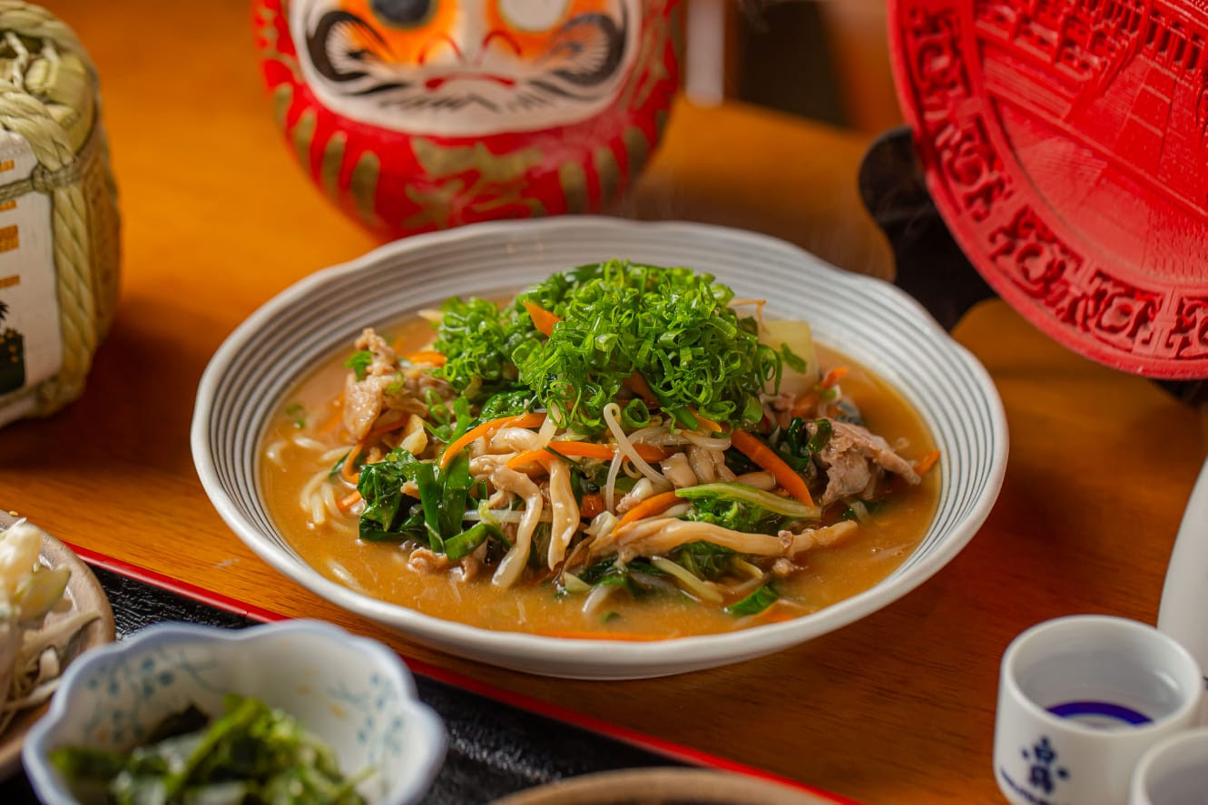 Na imagem colorida, prato oriental com macarrão, folhas verdes e vegetais - Metrópoles