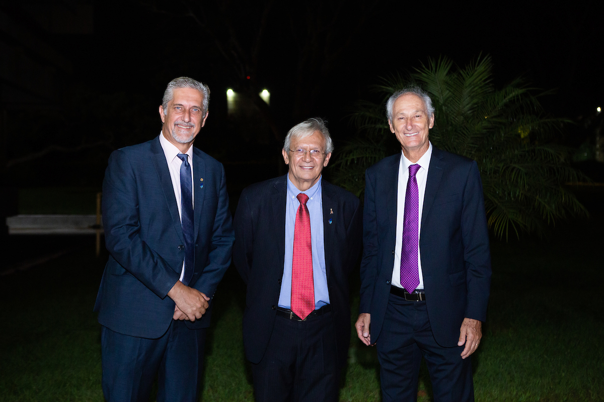 O presidente da Adasa, Raimundo Ribeiro, entre os diretores da Adasa, Rogério Rosso Felix Palazzo