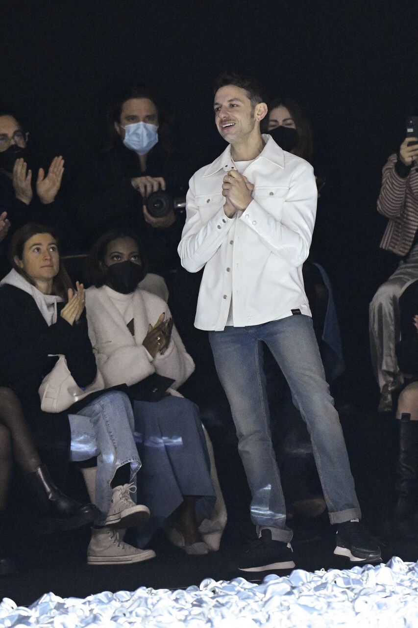 Na imagem com cor, o designer Nicolas Di Felice em um desfile da Courrèges - Metrópoles