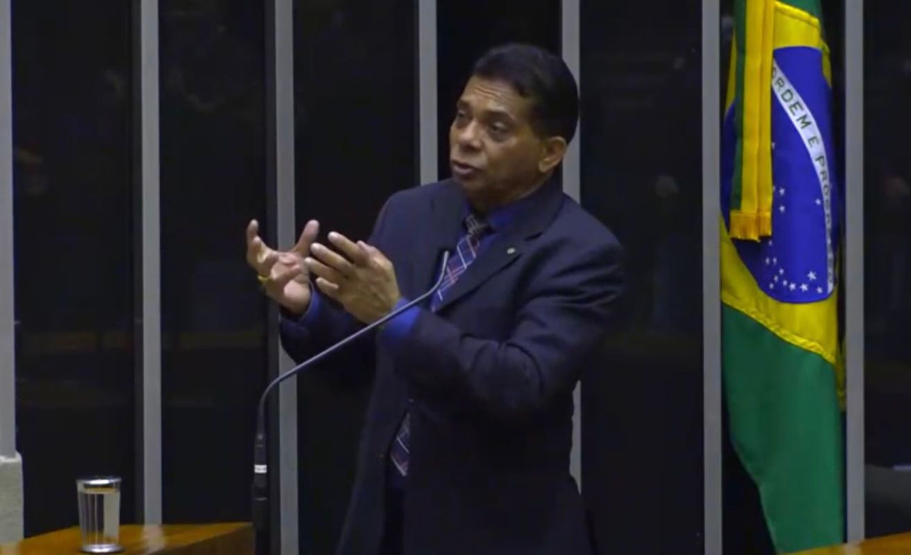 Deputado propõe “Lei Leo Lins” para blindar humoristas de punições