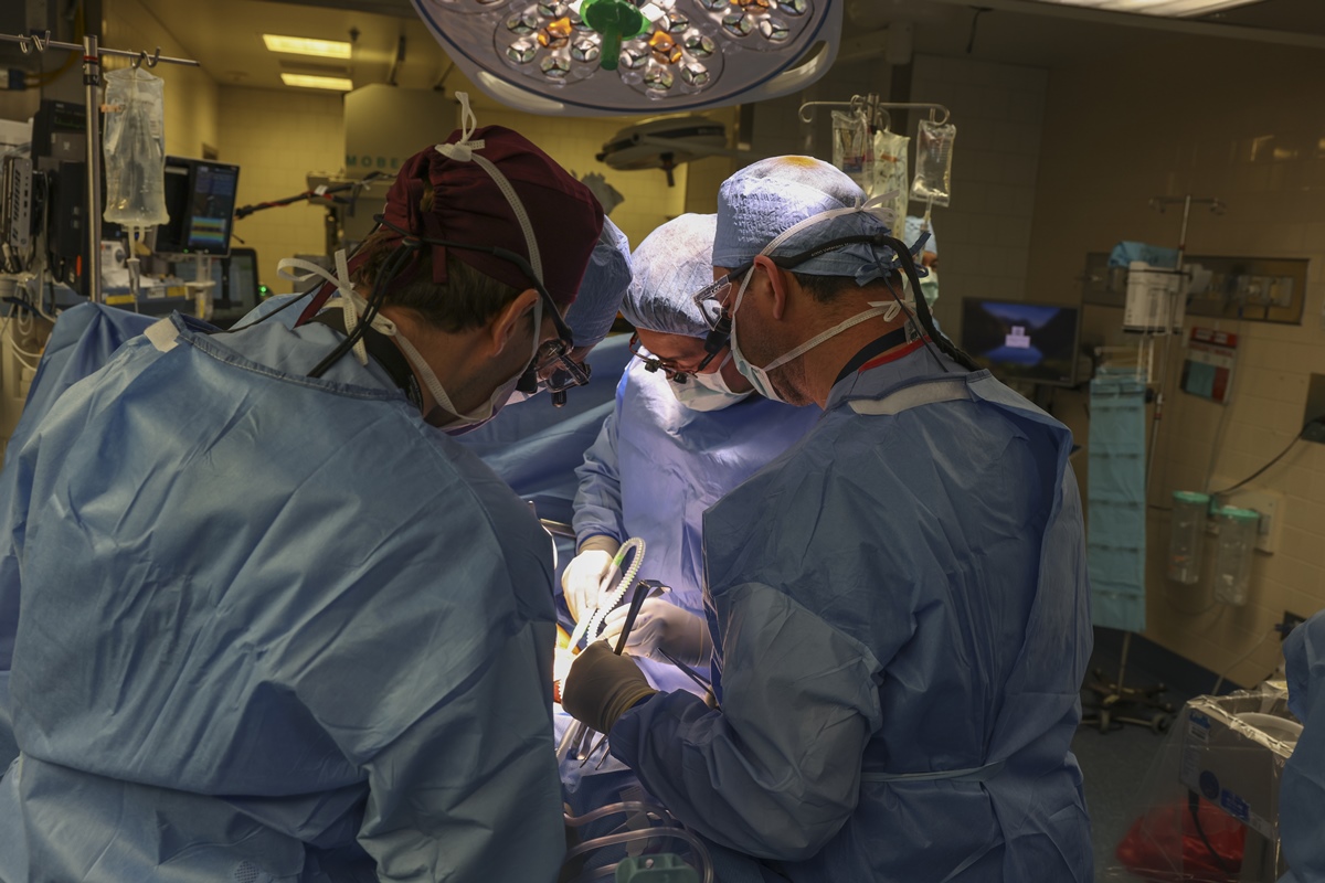 Foto mostra equipe médica paramentada em sala de cirurgia para transplante