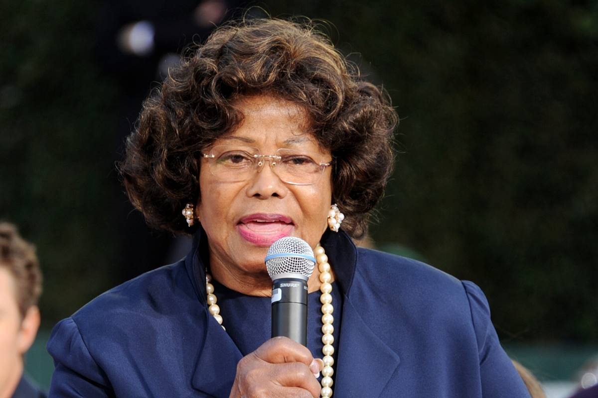 Katherine Jackson, mãe de Michael Jackson, usando roupa azul, falando em microfone - Metrópoles