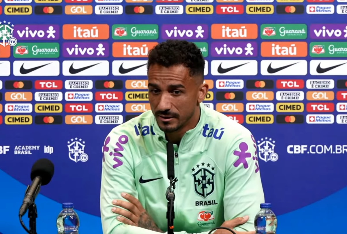 Danilo, lateral da Seleção Brasileira em coletiva - Metrópoles