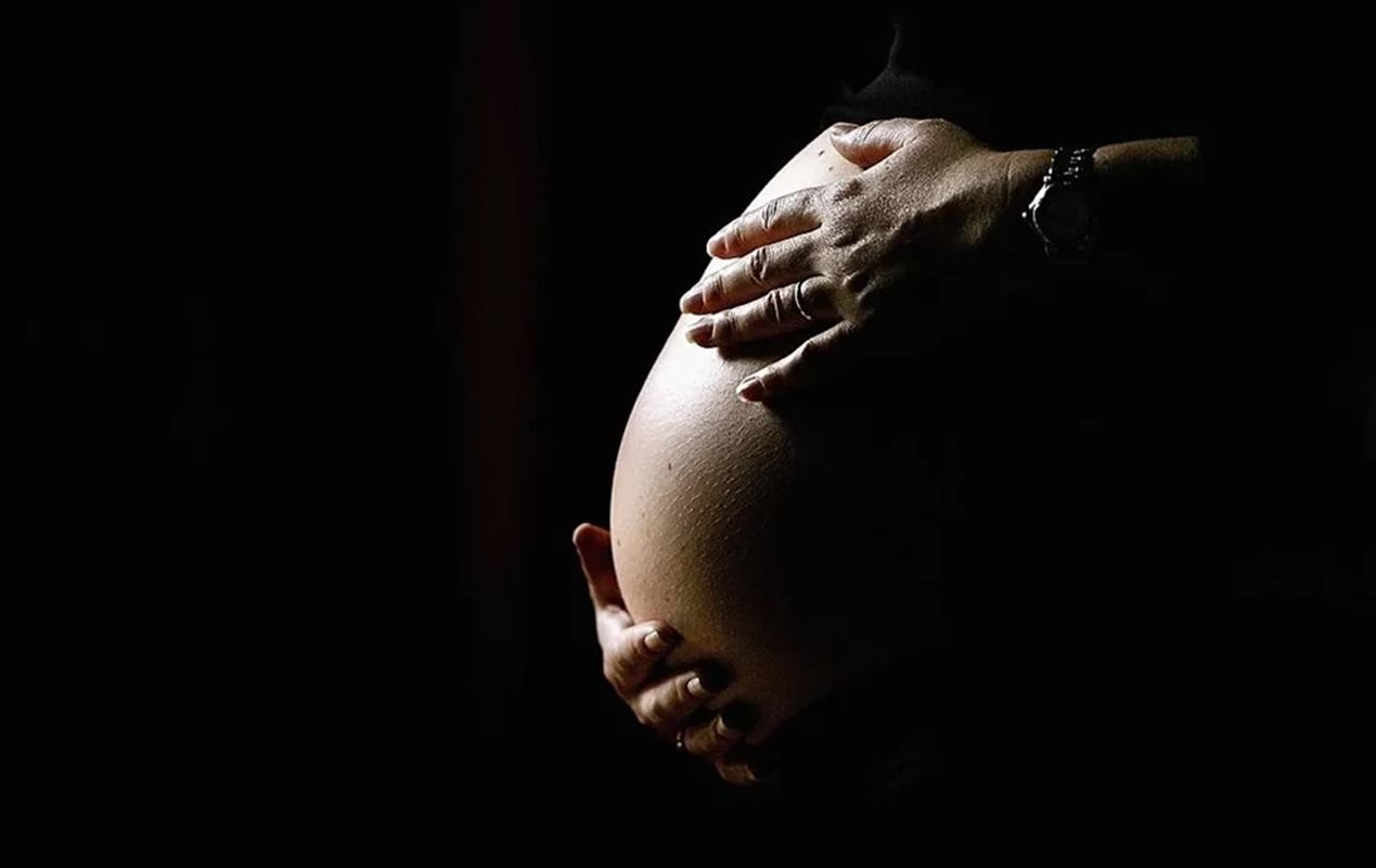 Imagem colorida de barriga de pessoa durante gravidez bebê - Metrópoles - parto dengue mães