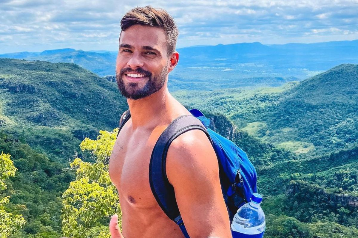 Foto colorida de um homem na Chapada dos Veadeiros - Metrópoles