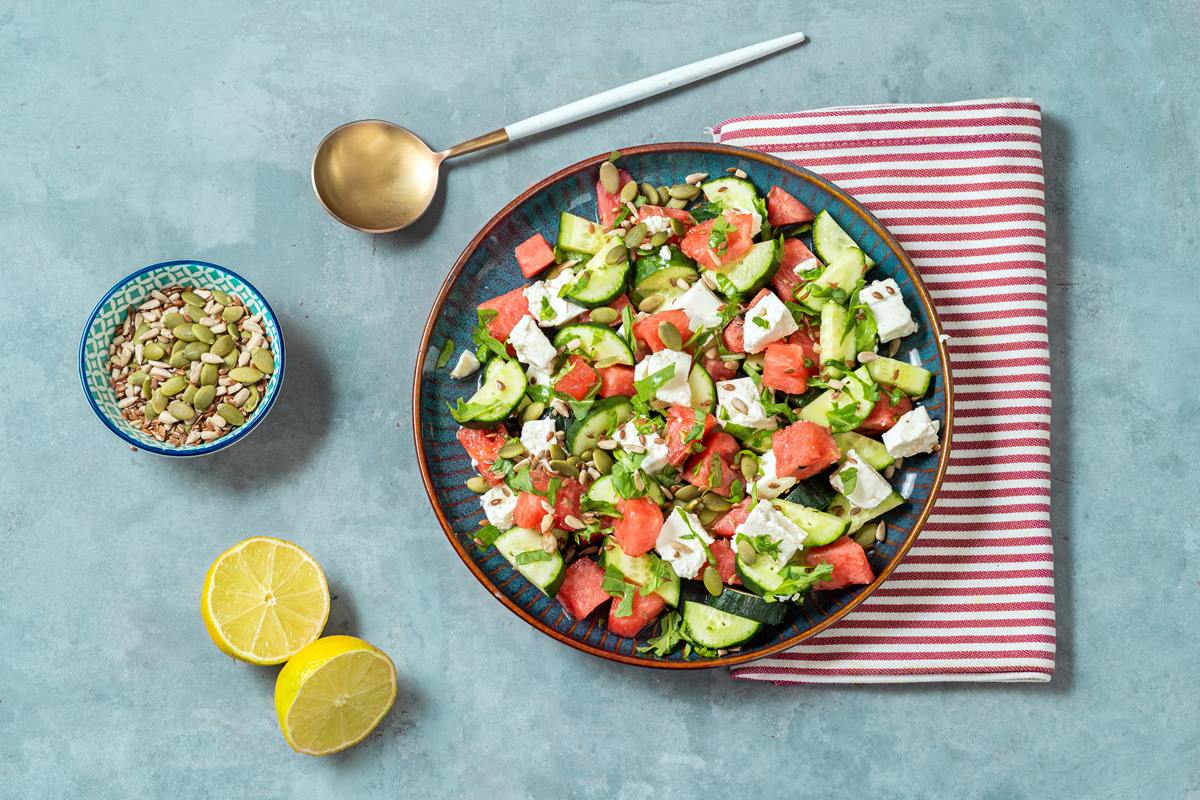 Foto colorida de uma salada de pepino - Metrópoles