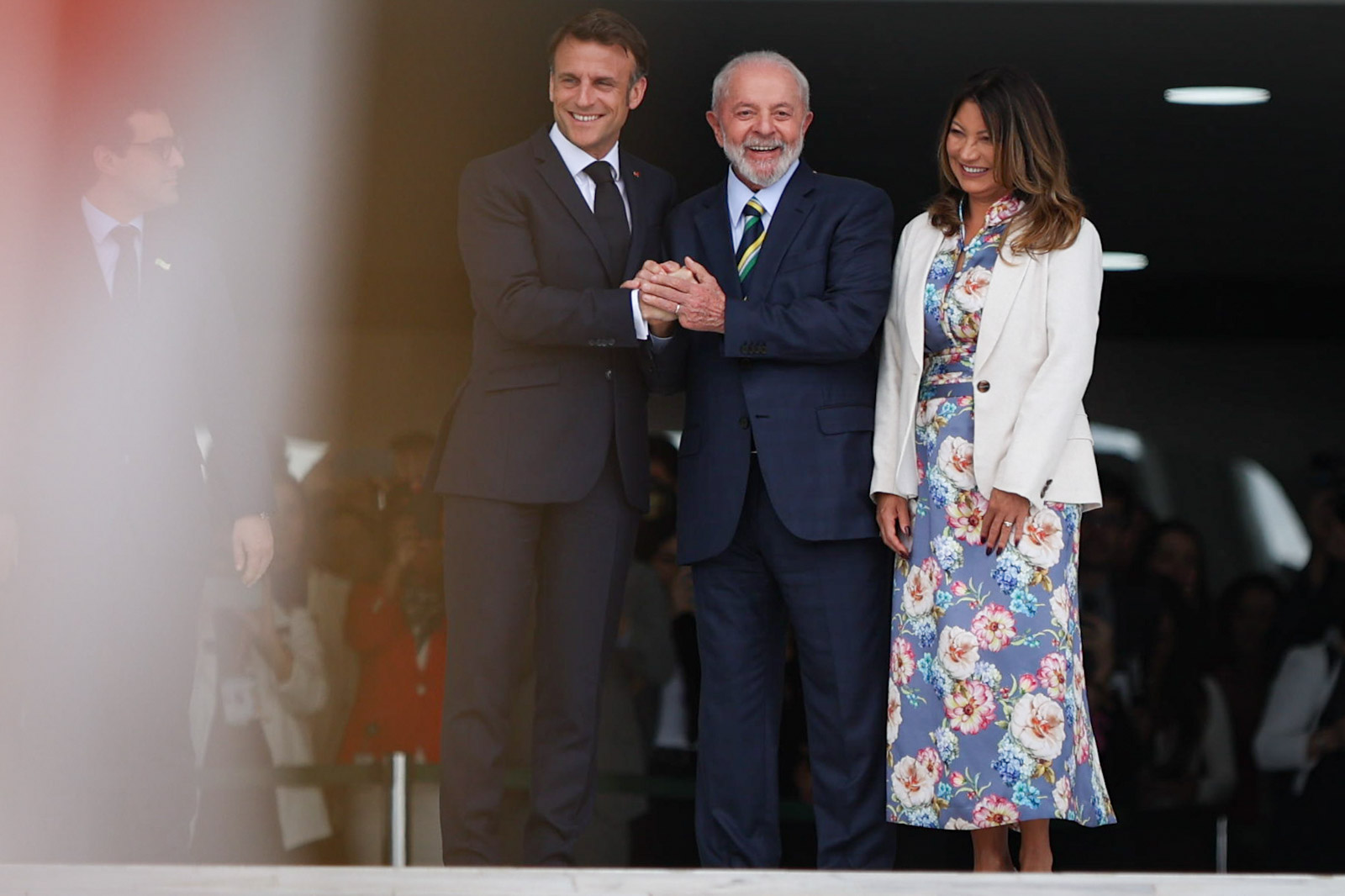 Presidente Lula recebe o mandatário da França, Emmanuel Macron, em cerimônia oficial no Palácio do Planalto 