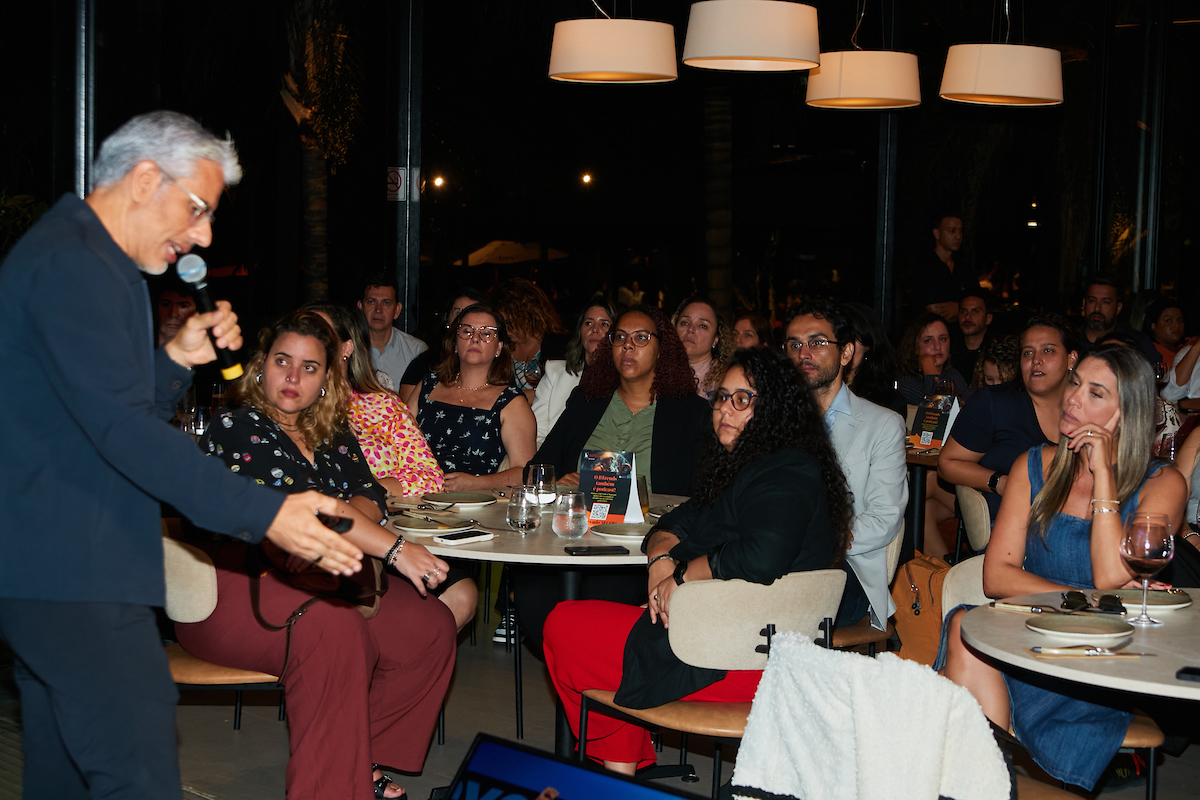 Convidados assistem a palestra de Lucas Daibert sobre inovações de tecnologia no mundo