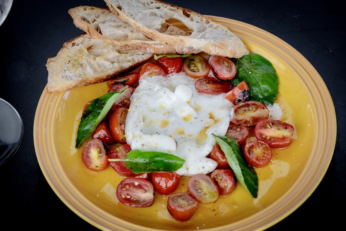 Burrata com Tomate Cereja, Manteiga Noisette e Manjericão