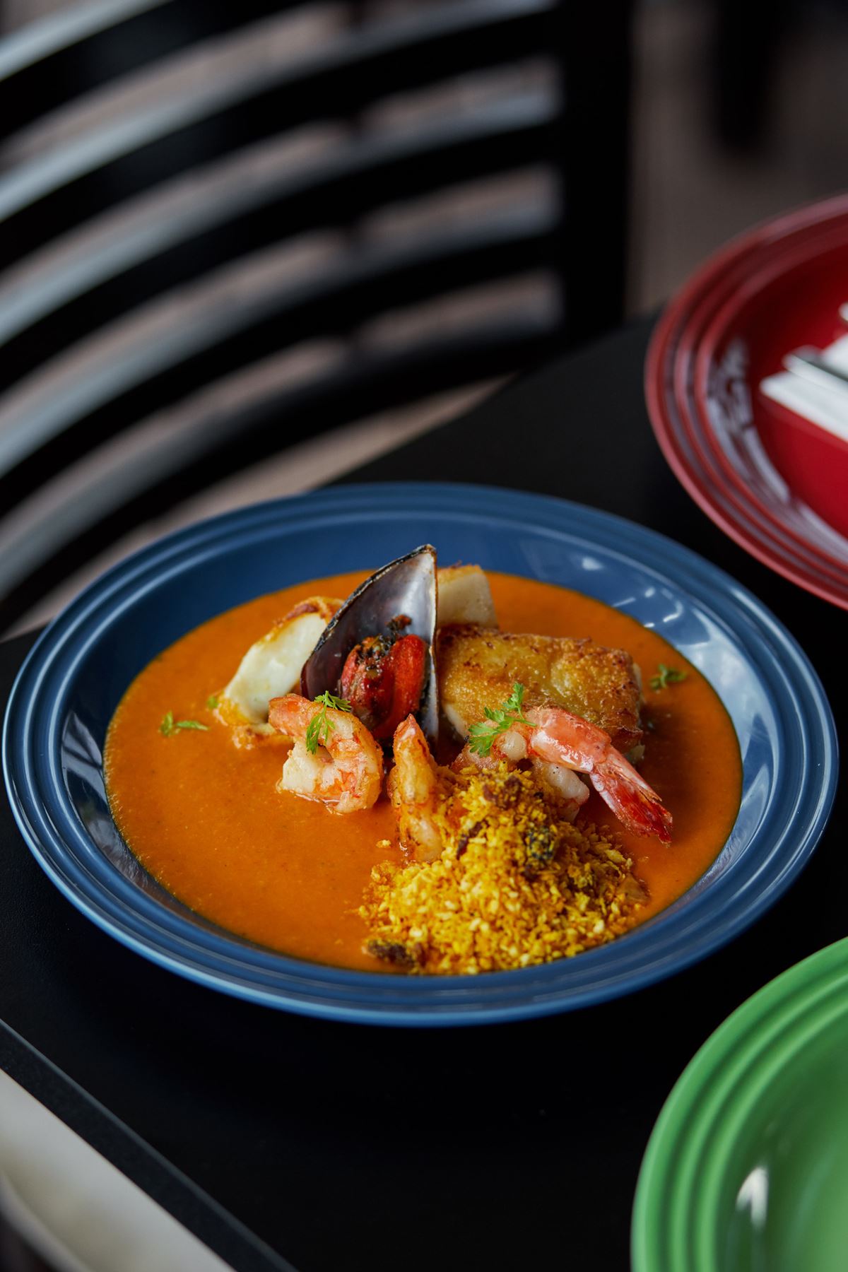 Frutos do Mar Grelhados com Molho de Moqueca, Arroz Branco Aromatizado e Farofa de Panko com Dendê