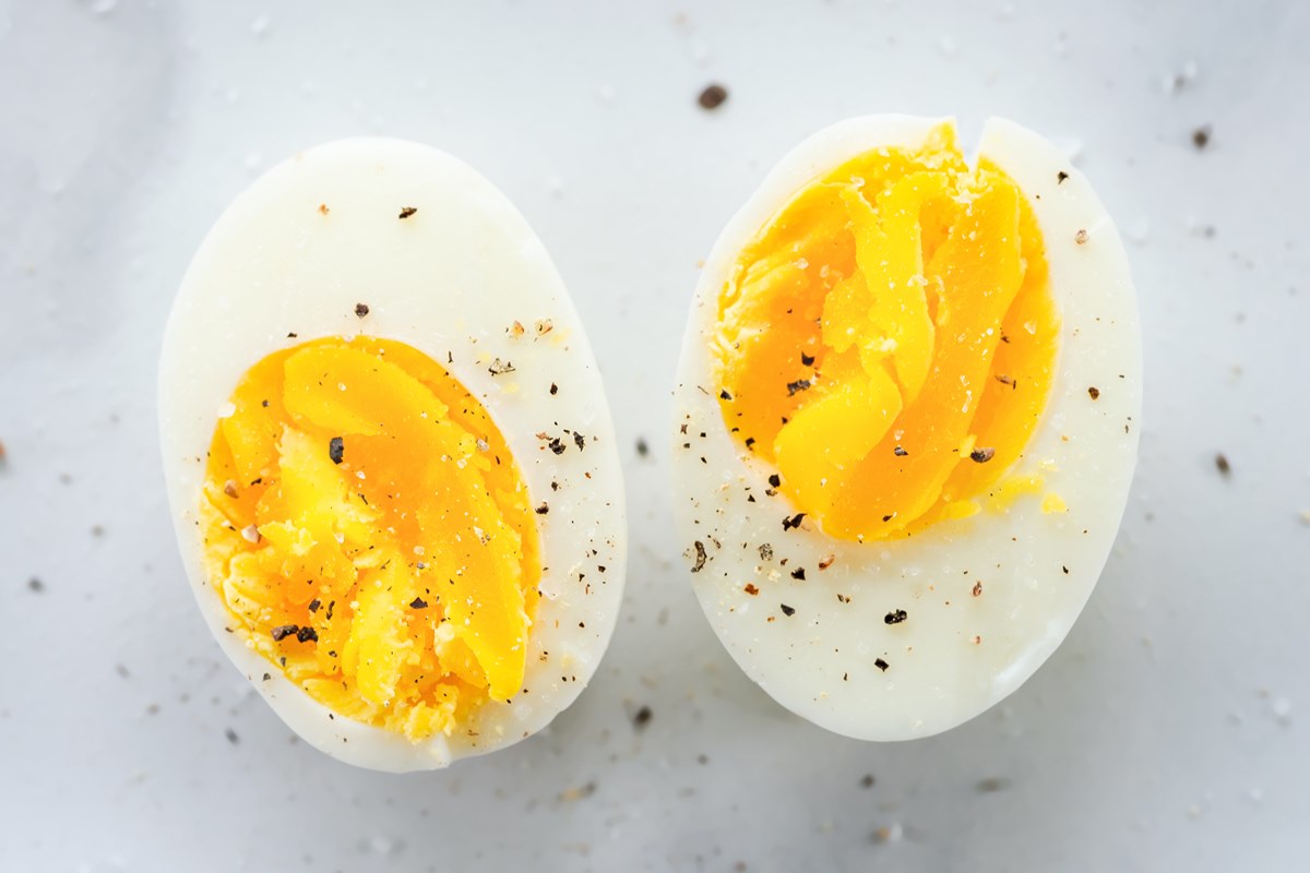 Foto mostra um ovo cozido cortado ao meio, com temperos em pó - Metrópoles