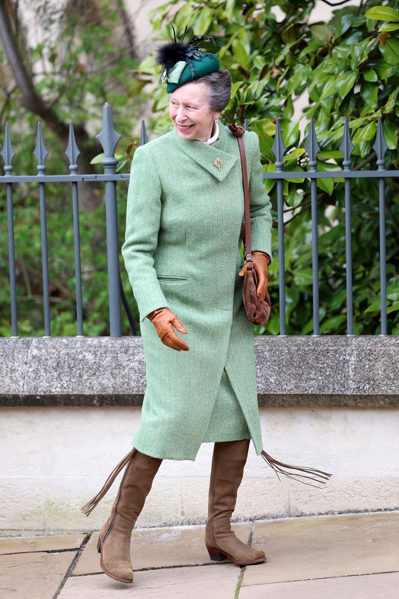 Princesa Anne de verde ao lado do irmão, rei Charles, no primeiro grande evento real