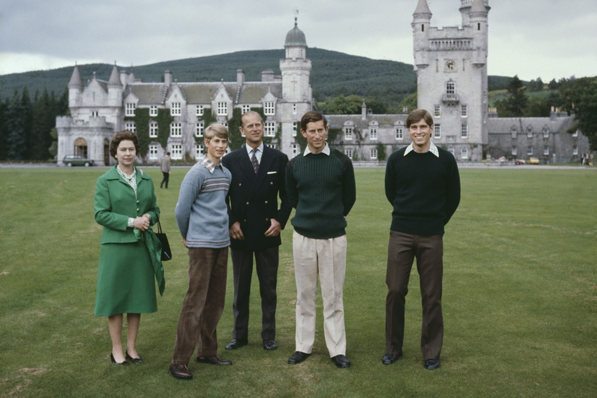 Rainha Elizabeth II junto do príncipe Philip, e os filhos príncipe Edward, príncipe Charles e o príncipe Andrew, em frente ao castelo Balmoral