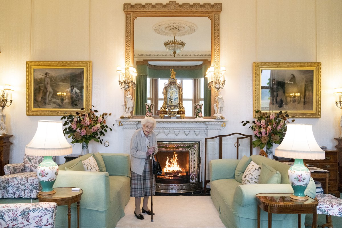 Foto colorida de mulher idosa em sala requintada - Metrópoles