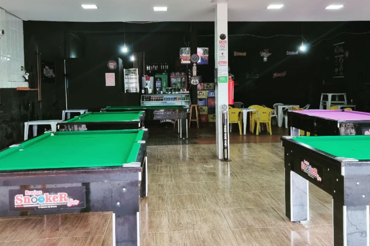 Foto colorida de um bar com sinuca - Metrópoles