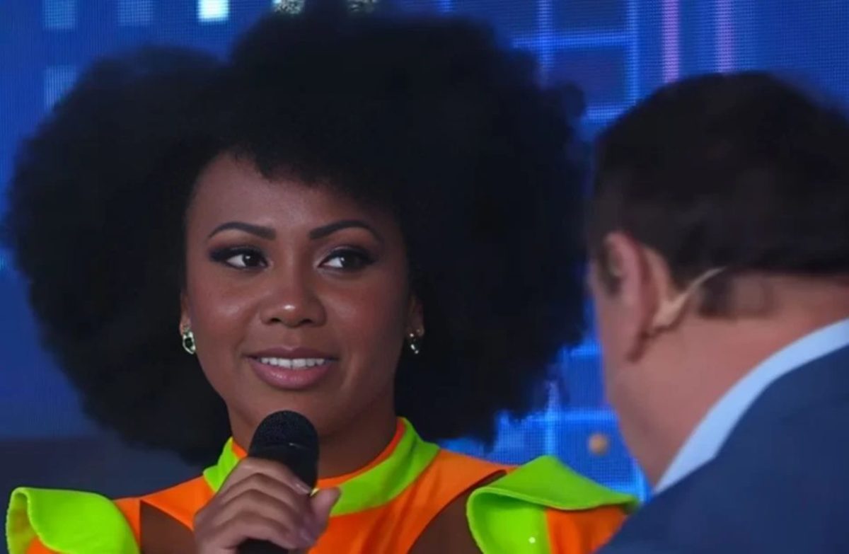 Ratinho e a bailarina Cíntia Melo, durante polêmica com cabelo black power - Metrópoles