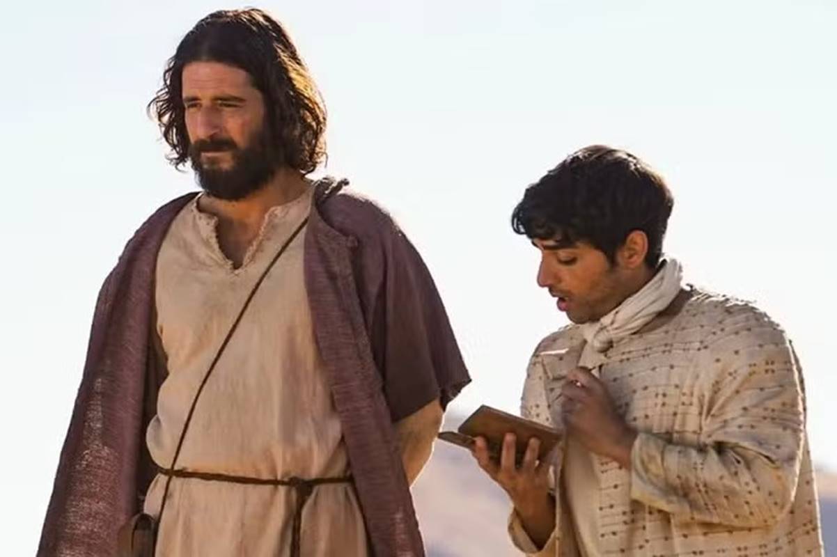 Ator de The Chosen perdeu 11 kg para viver Jesus na Cruz: veja fotos