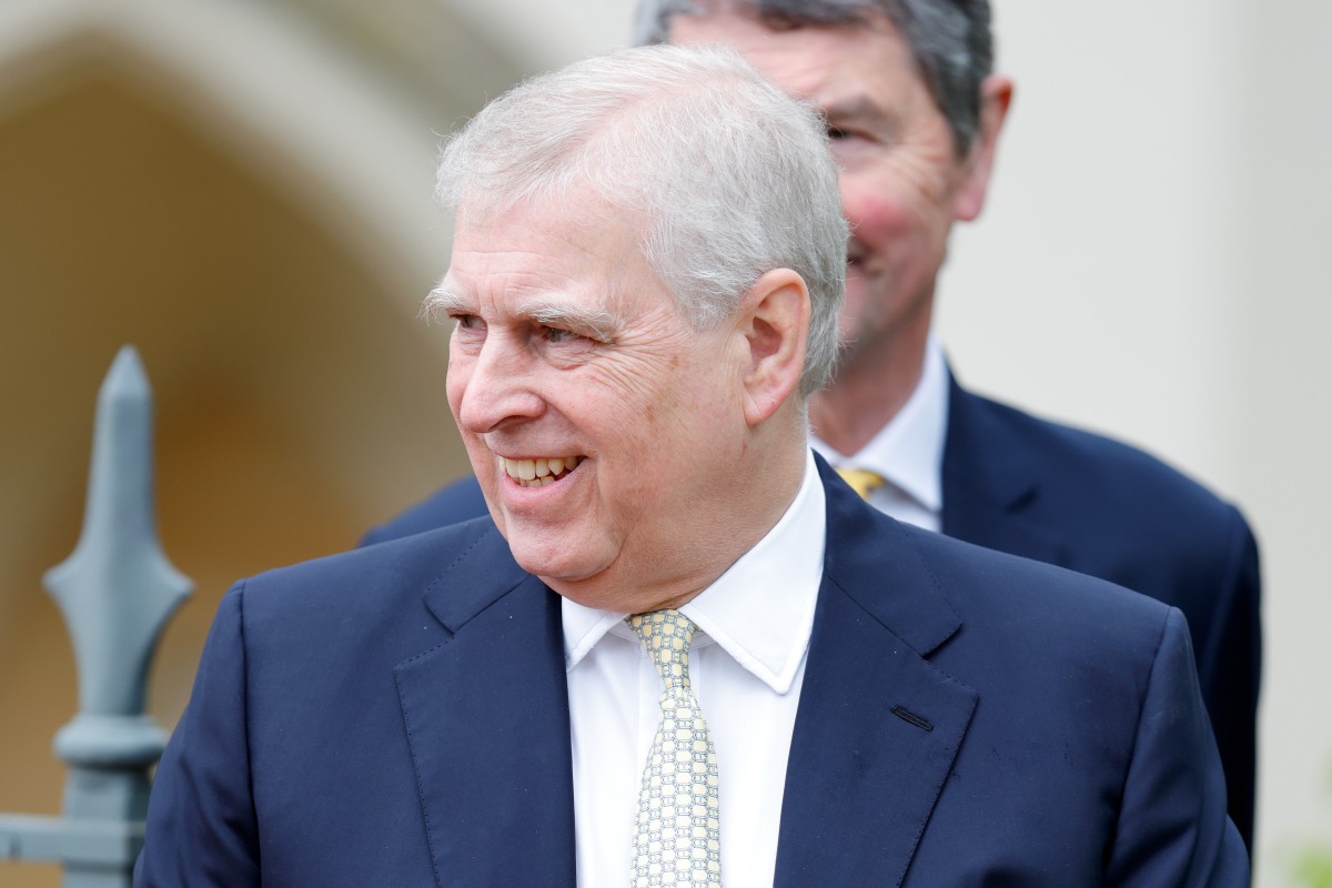 Rei da Inglaterra força o príncipe André a renunciar (por Rafa de Miguel)