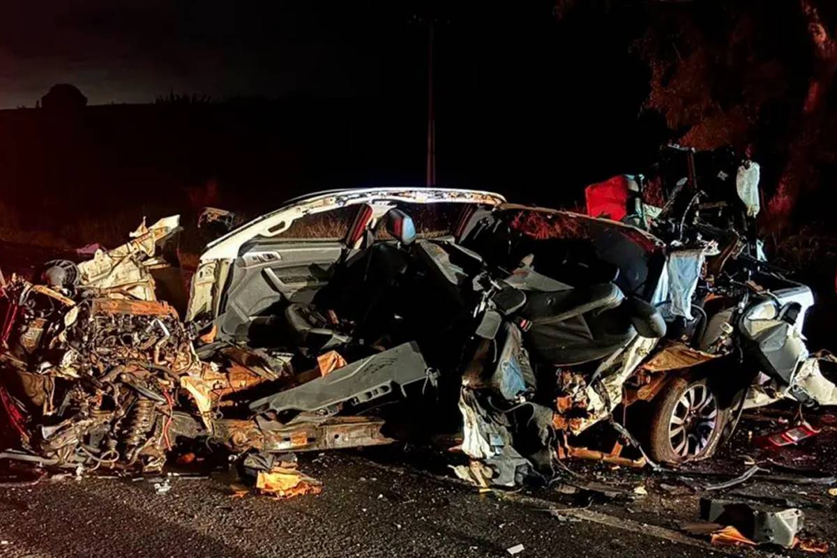 Na foto, carro aparece acabado após acidente em rodovia - Metrópoles
