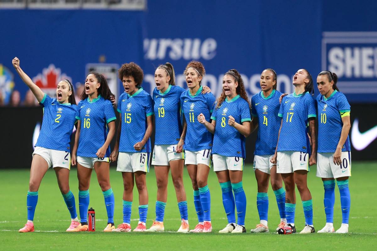 Imagem colorida da Seleção Brasileira reunida em campo - Metrópoles