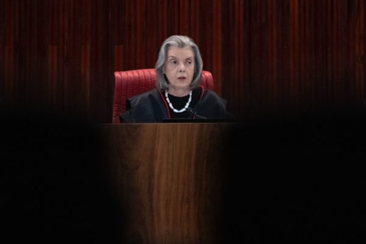 Em indireta a Fux, Cármen diz que não se pode comparar julgamentos