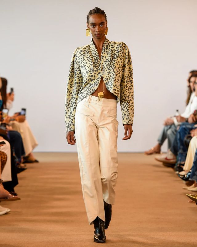 Look com animal print. Modelo na passarela da marca Lilly Sarti no São Paulo Fashion Week N57 - Metrópoles