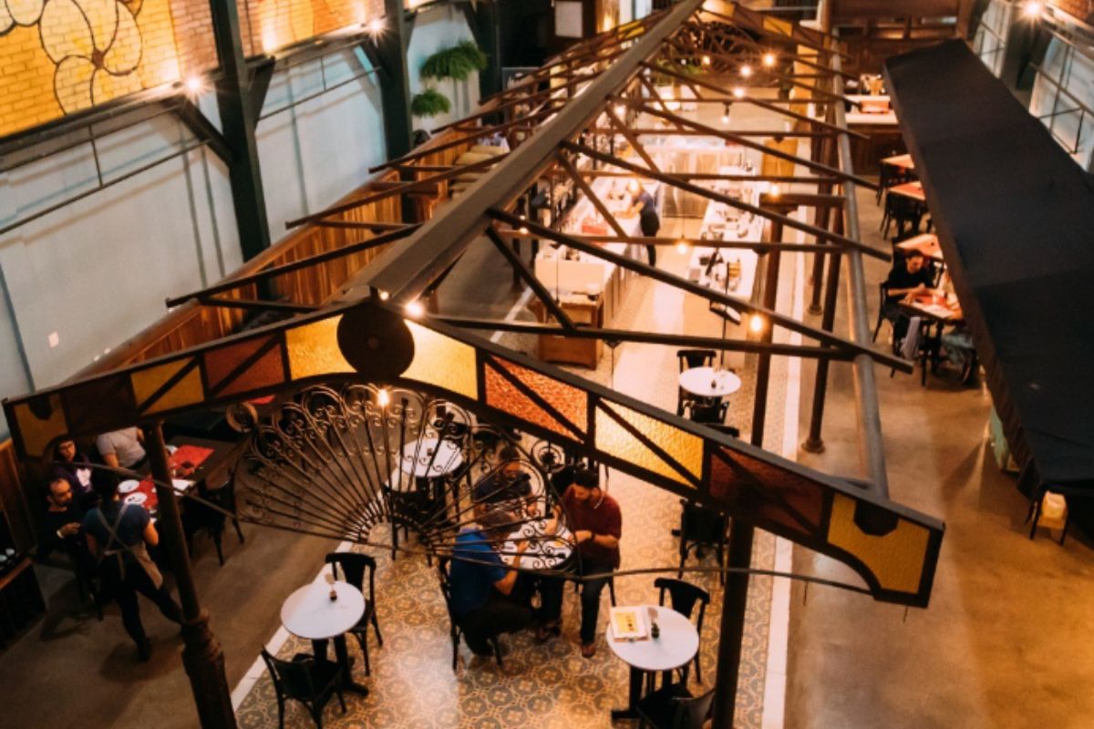 Foto colorida de uma cafeteria - Metrópoles