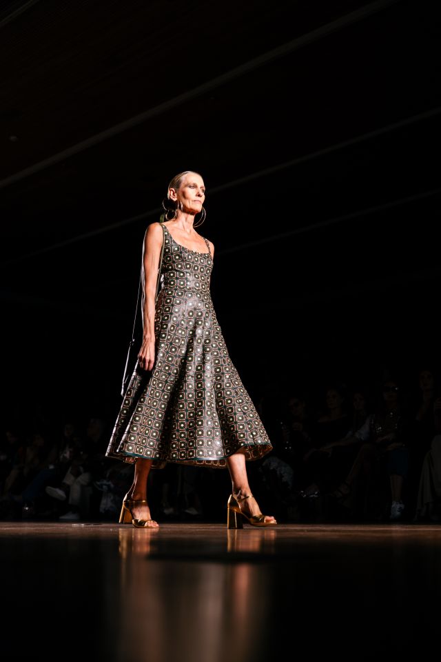 Vestido de couro com mosaico. Modelo na passarela de moda - Metrópoles