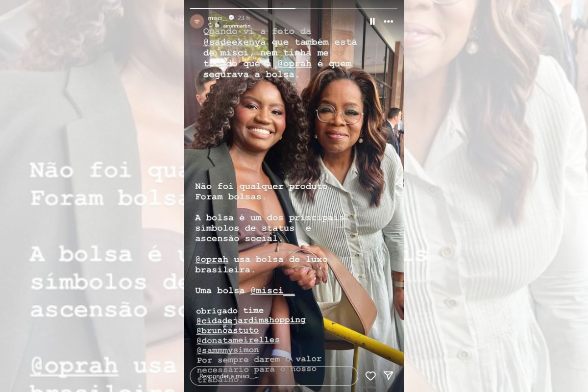 Foto colorida de Oprah e uma mulher negra ao lado - Metrópoles