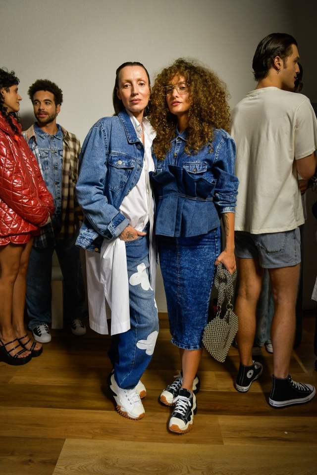 Na imagem com cor, foto de duas modelos posando no SPFW para a marca LED - metrópoles